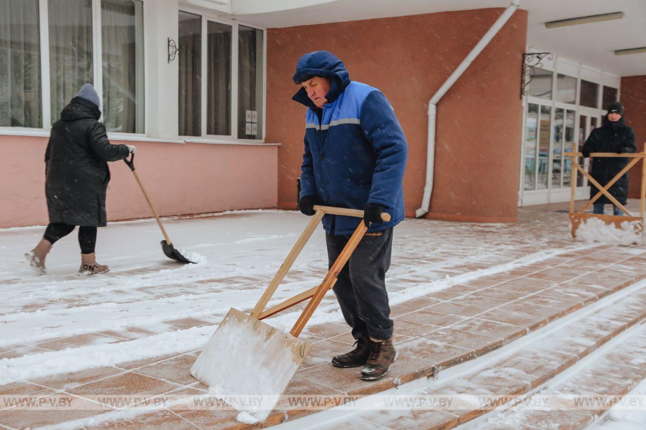 Посмотрели, как в Пинске борются со снегом