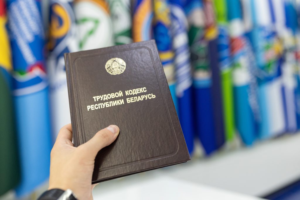 Обязательно ли брать аванс и как оспорить увольнение?