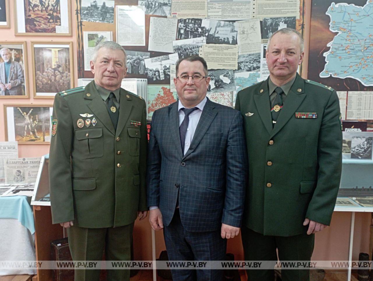 В Чуховской средней школе состоялась встреча с представителями пограничных войск в рамках реализации проекта ШАГ В Чуховской средней школе состоялась встреча с представителями пограничных войск в рамках реализации проекта ШАГ