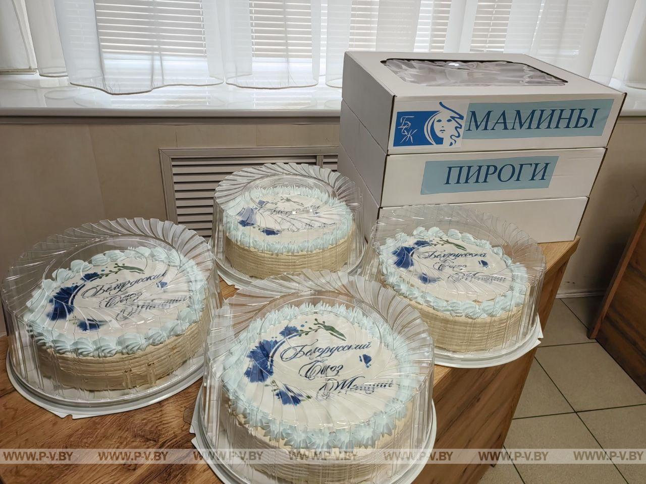 Активистки женсовета Пинского района поздравили мужчин с праздником и угостили мамиными пирогами