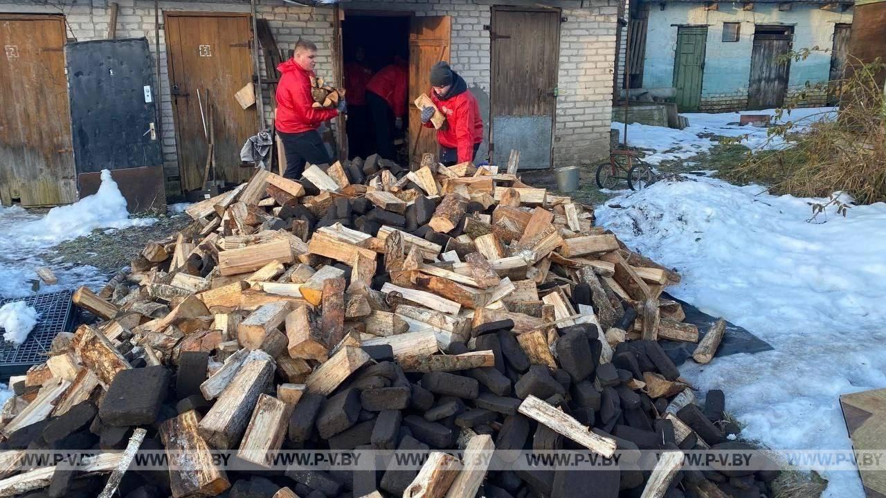 В рамках благотворительной акции "Мы выбираем помощь пожилым людям" волонтеры отряда "Доброе Сердце" и "Милосердие" первичной организации В рамках благотворительной акции "Мы выбираем помощь пожилым людям" волонтеры отряда "Доброе Сердце" и "Милосердие" первичной организации