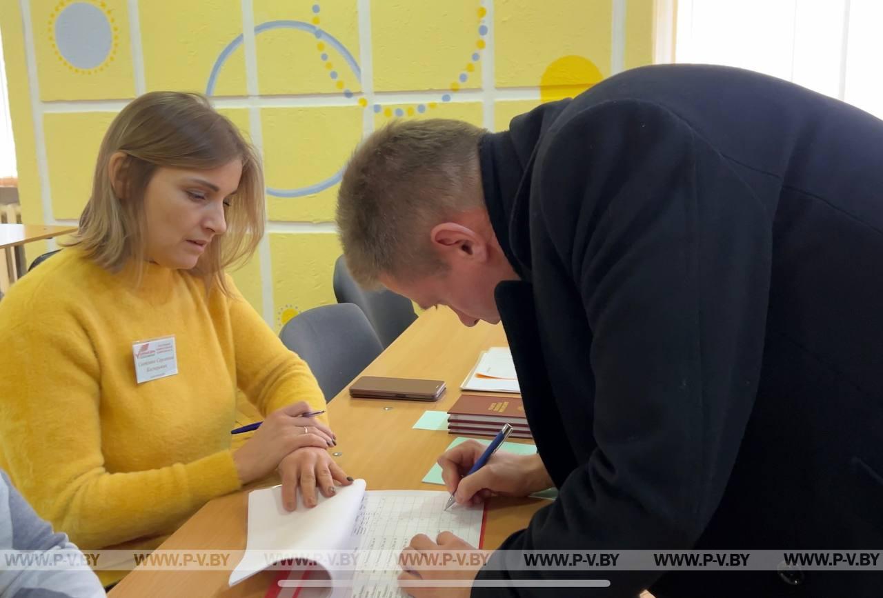 Избиратели в Пинске продолжают принимать участие в досрочном голосовании