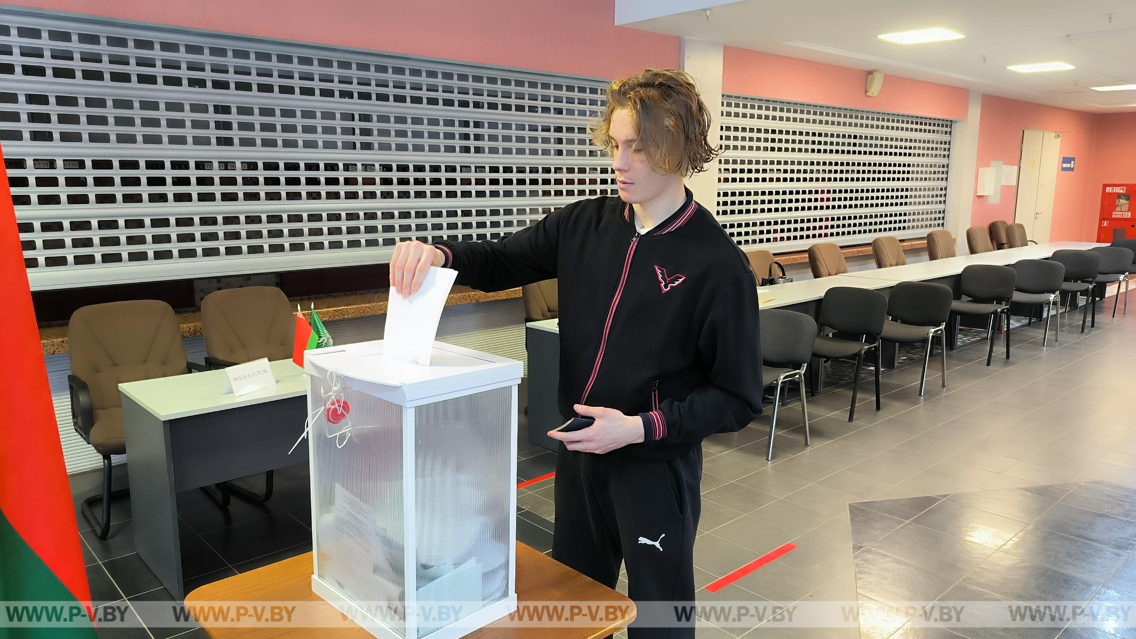 Пинские "Ястребы" приняли участие в досрочном голосовании