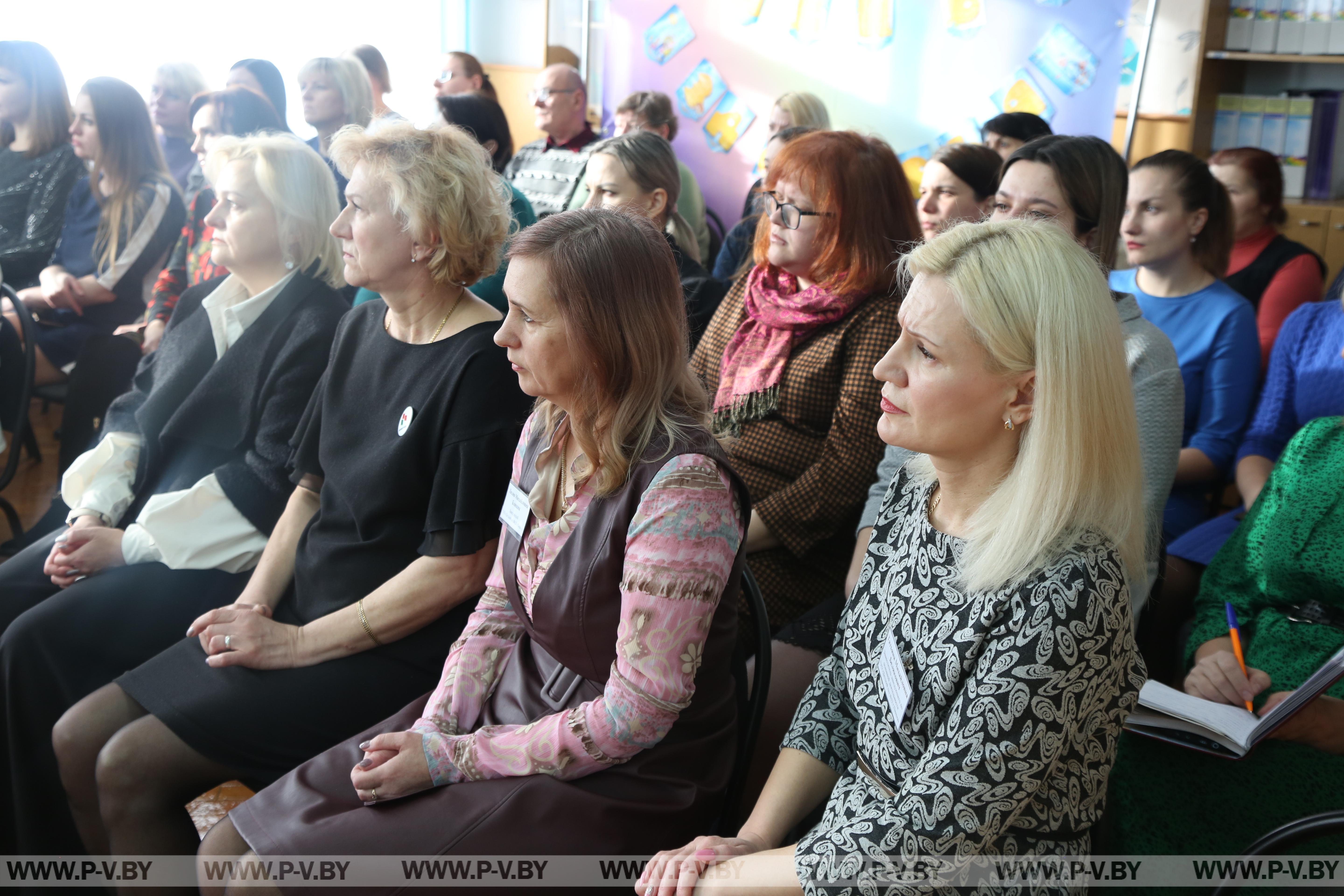Компетентно и комплексно о важном. Зампред горисполкома встретился с педагогами дошкольного образования