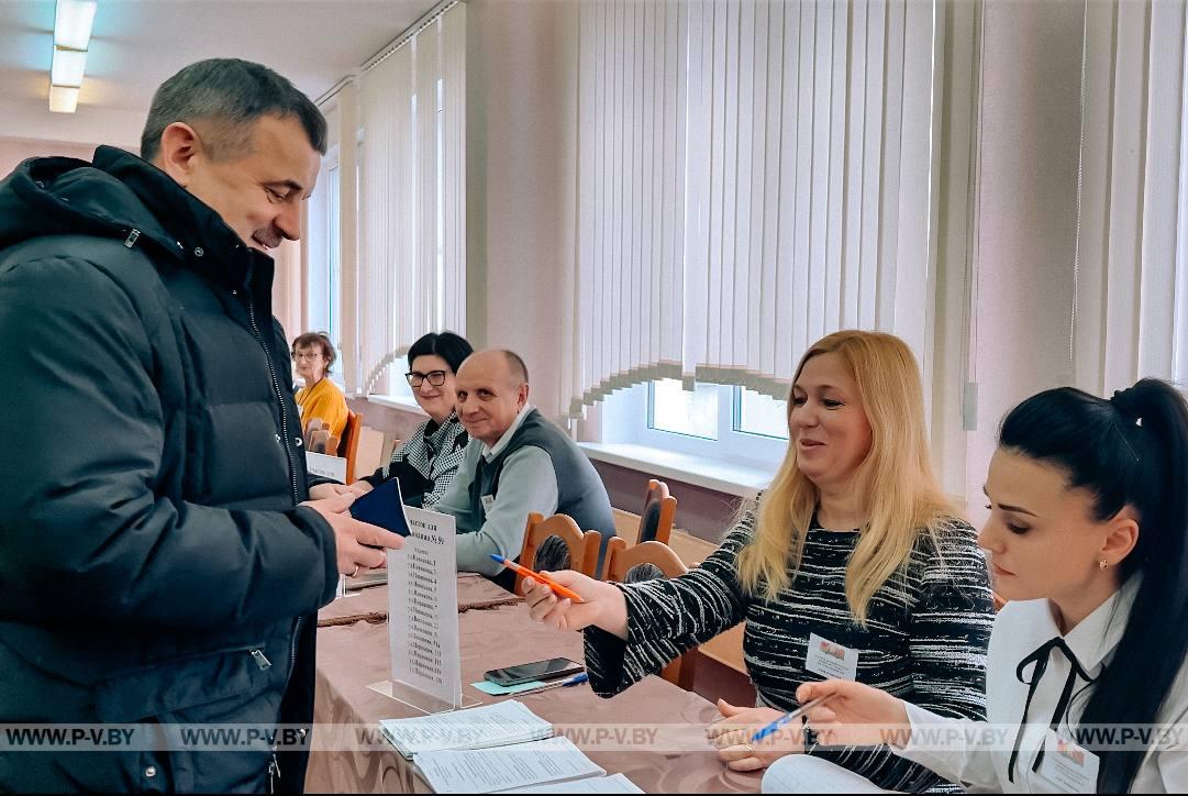 Председатель горисполкома Валерий Ребковец сделал свой выбор в первый день досрочного голосования