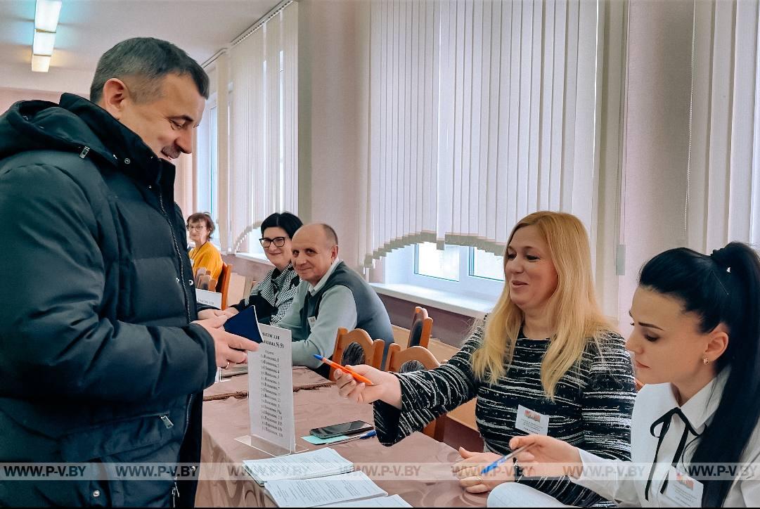 Председатель горисполкома Валерий Ребковец сделал свой выбор в первый день досрочного голосования Председатель горисполкома Валерий Ребковец сделал свой выбор в первый день досрочного голосования