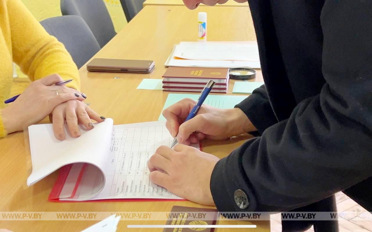 Избиратели в Пинске продолжают принимать участие в досрочном голосовании