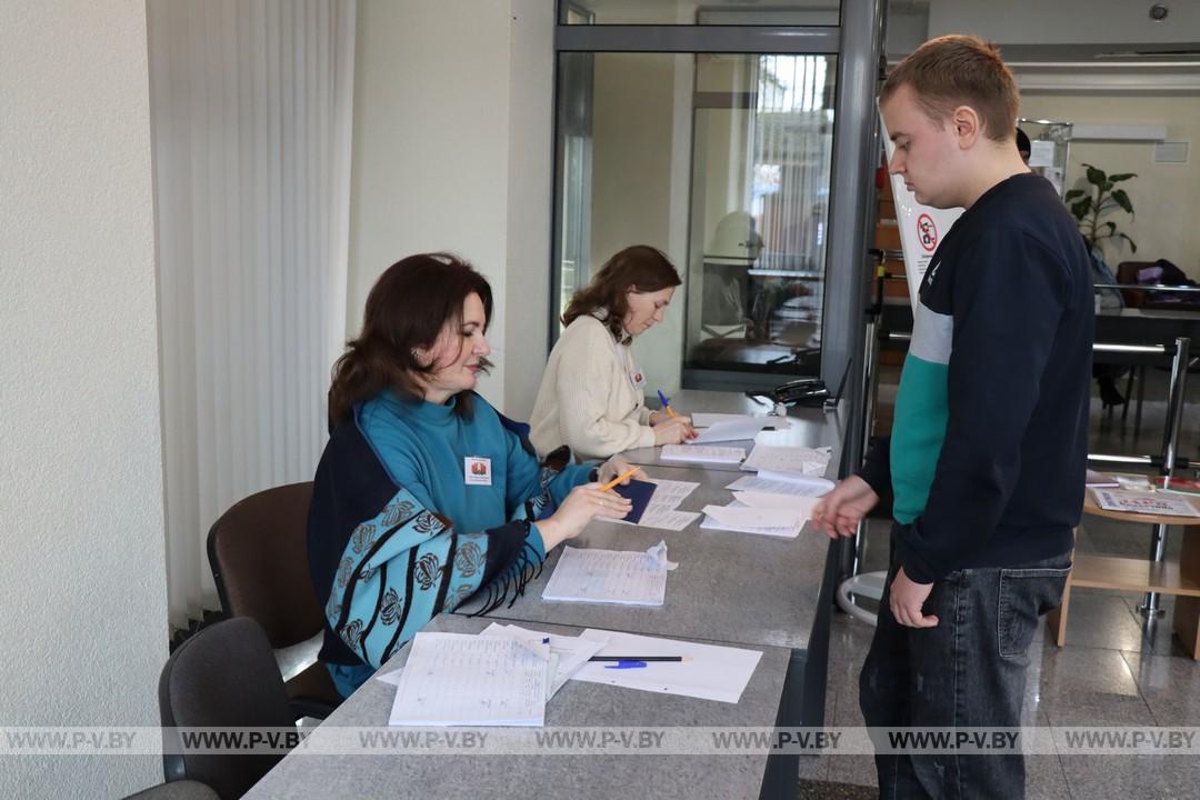 Студенты Полесского госуниверситета голосуют досрочно