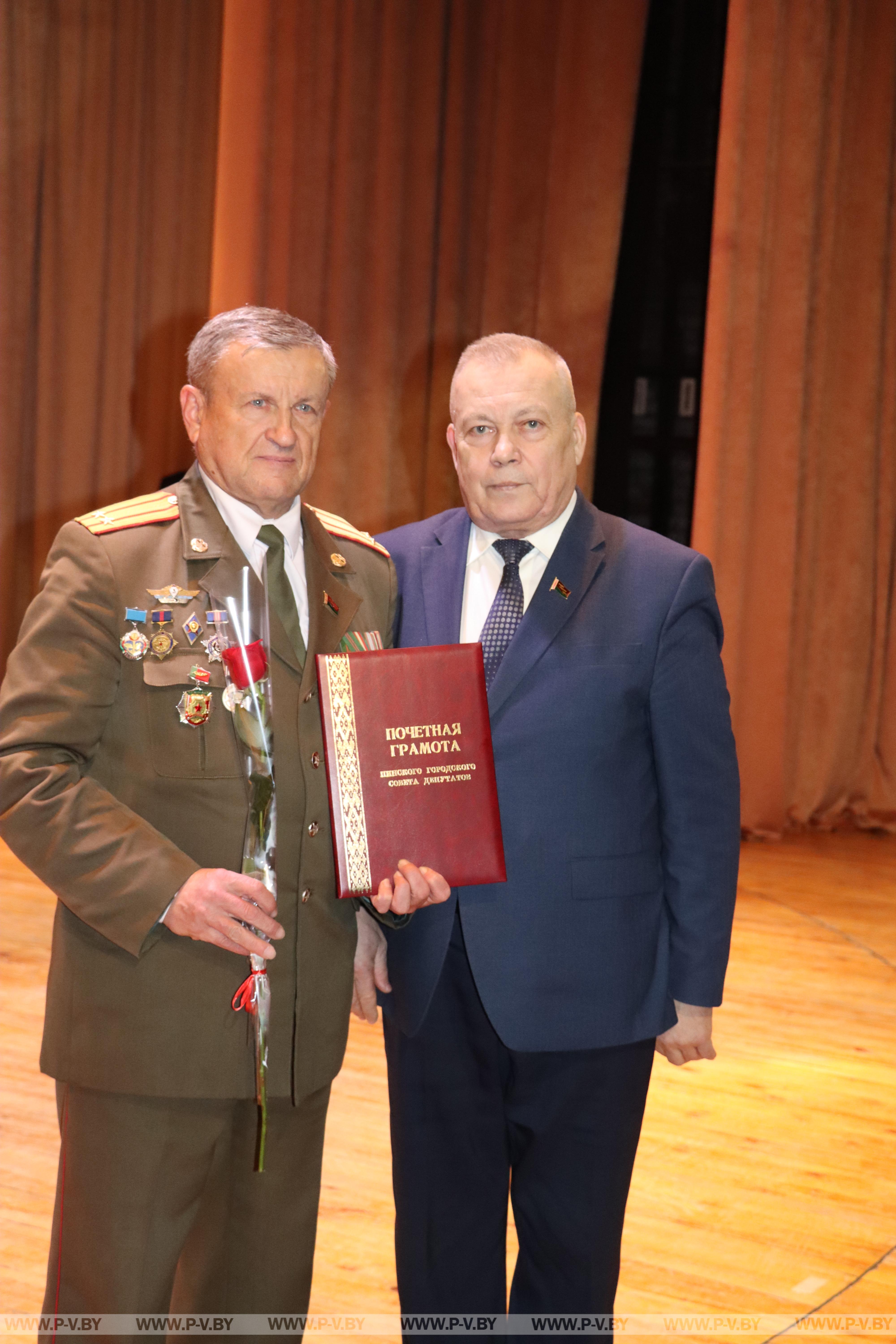 Доблестным защитникам Отечества посвящалось