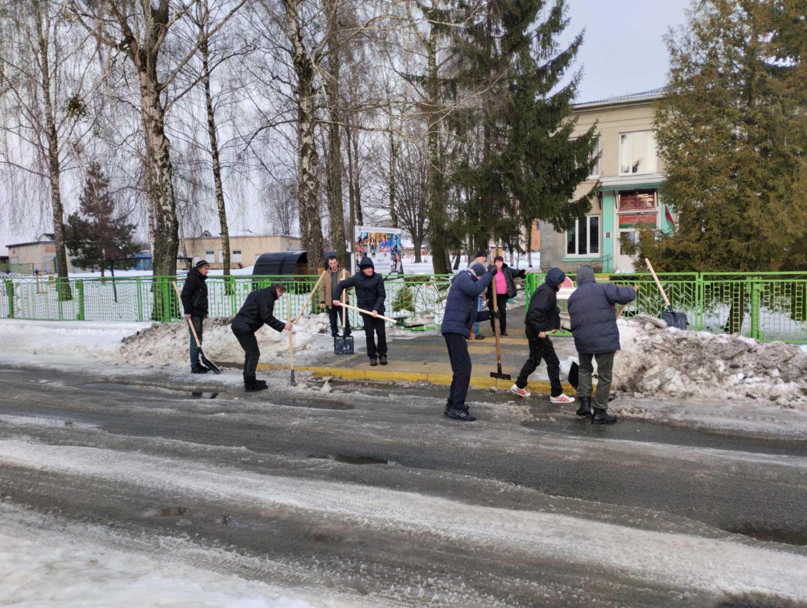 В Пинске подопечные уголовно-исполнительной инспекции помогают убирать снег