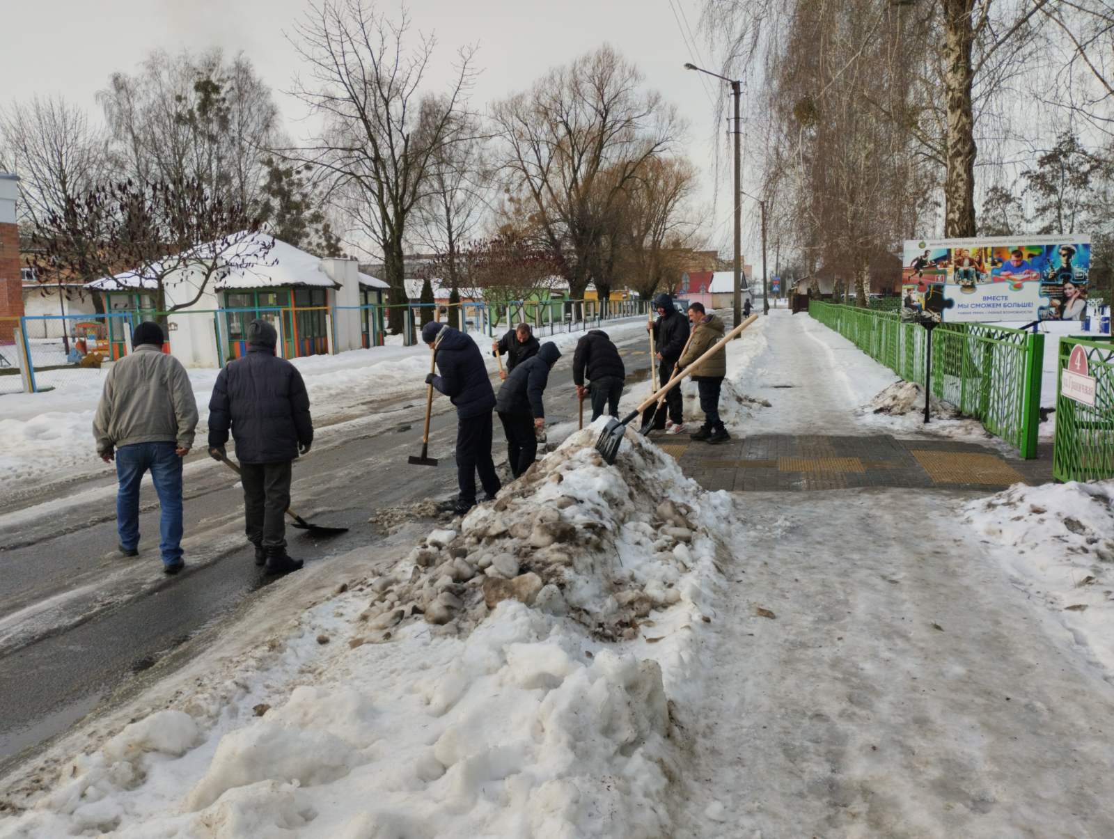 В Пинске подопечные уголовно-исполнительной инспекции помогают убирать снег