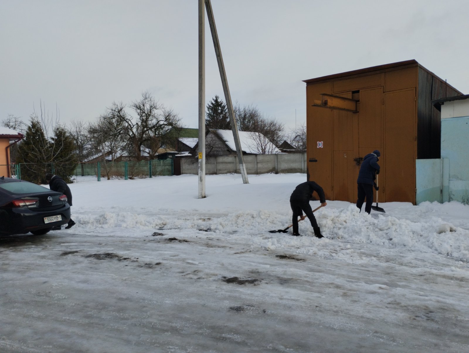 В Пинске подопечные уголовно-исполнительной инспекции помогают убирать снег