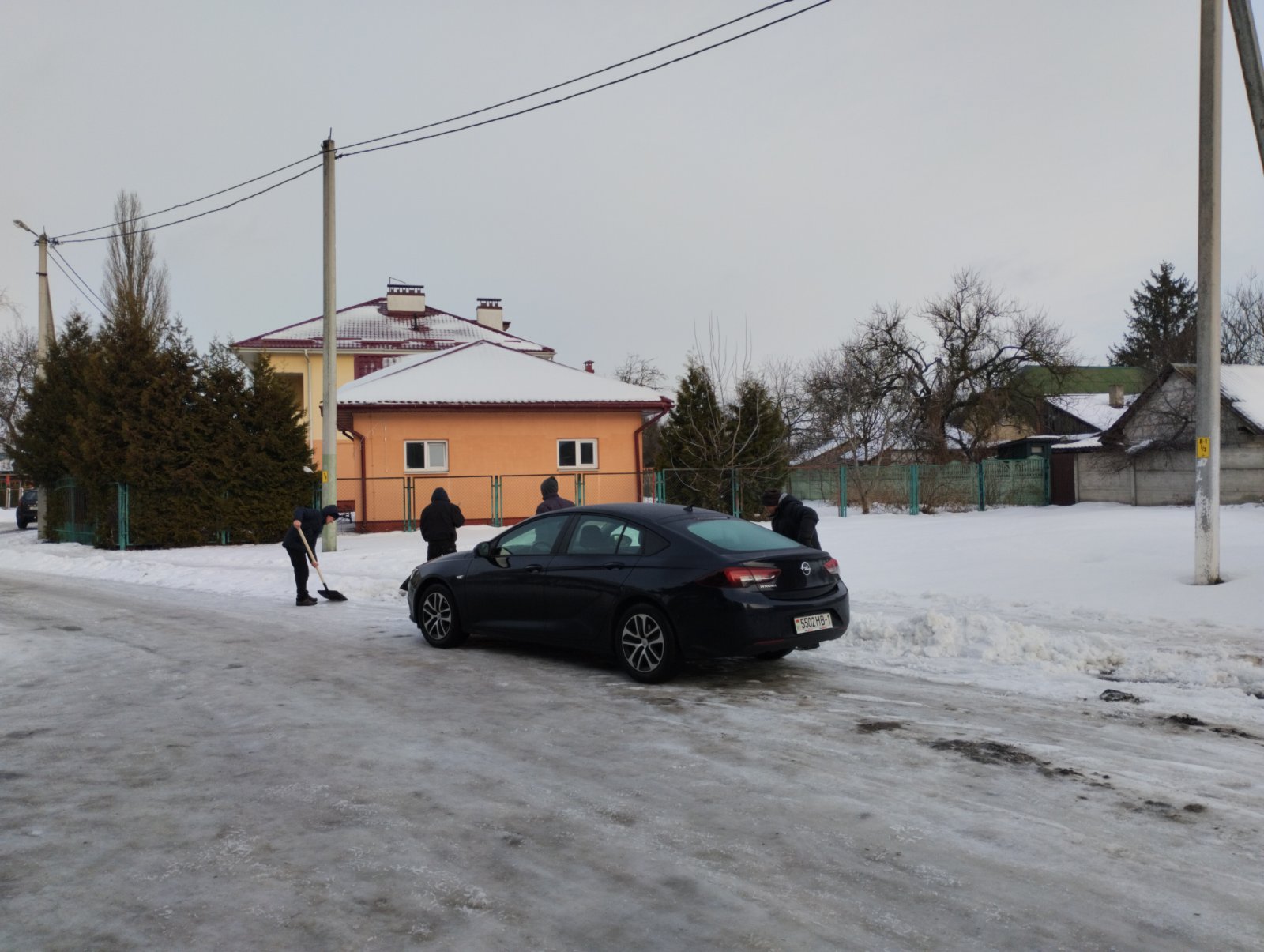 В Пинске подопечные уголовно-исполнительной инспекции помогают убирать снег