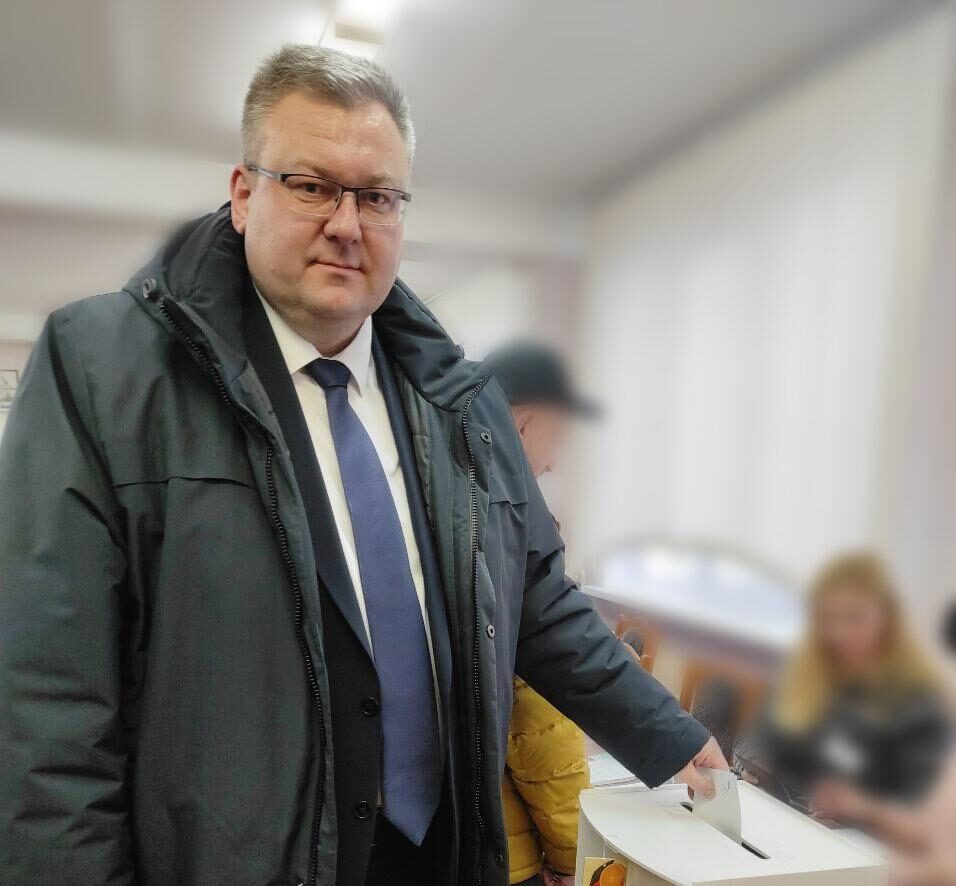Глава Пинского района проголосовал в первый день, когда это стало возможно