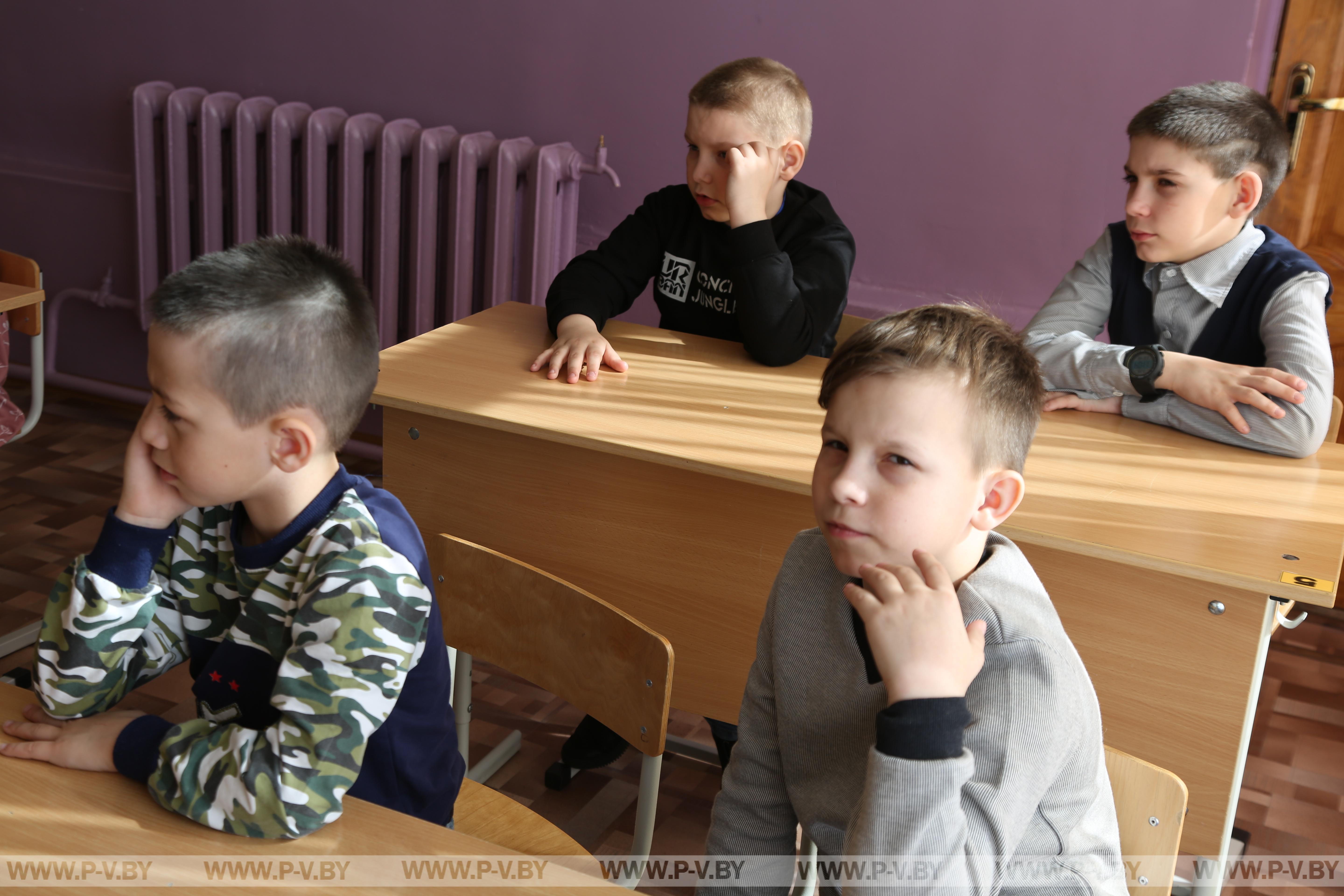 Акция "За безопасность с "Белой Русью" в социально-педагогическом приюте: обучение и развлечения для детей