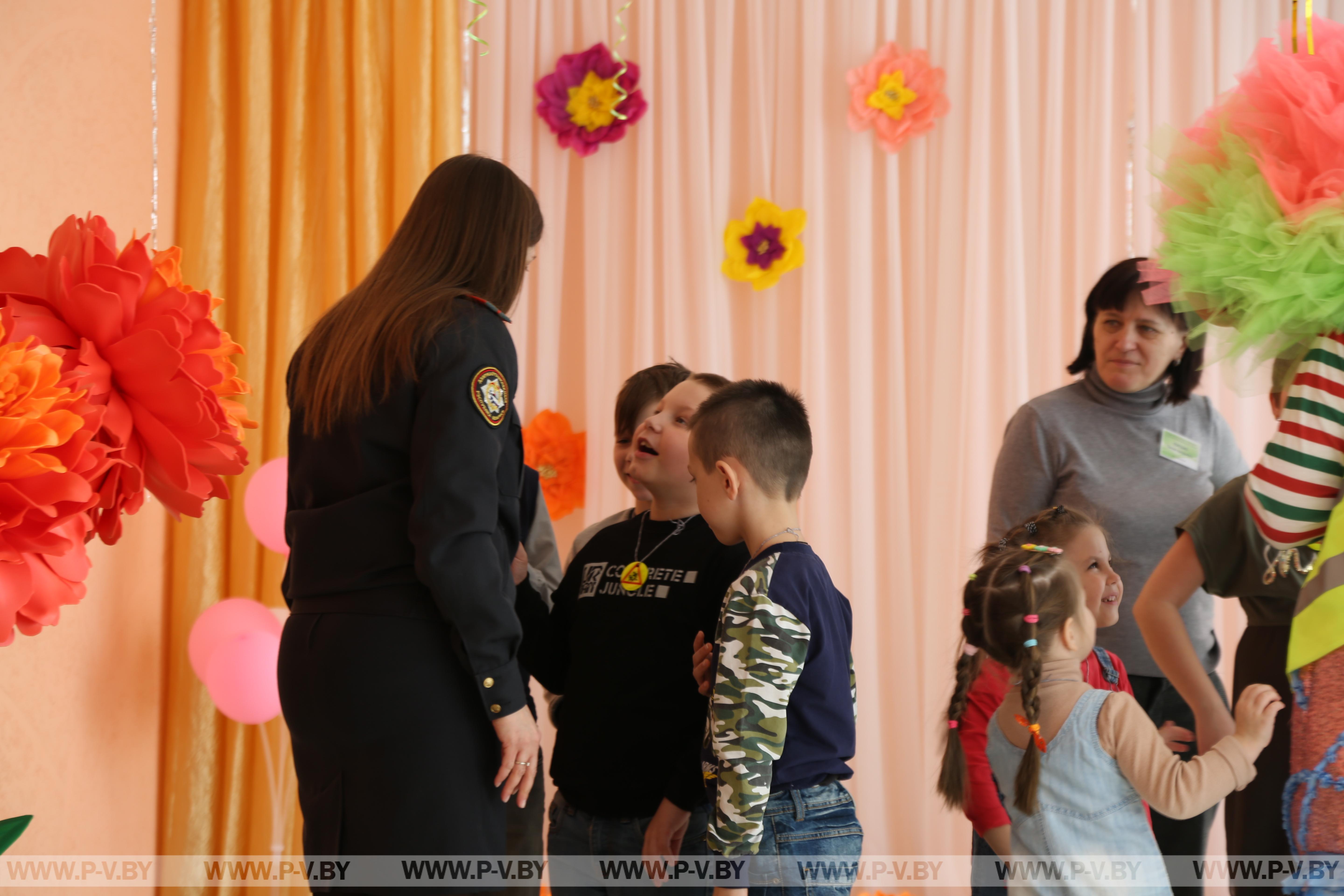Акция "За безопасность с "Белой Русью" в социально-педагогическом приюте: обучение и развлечения для детей