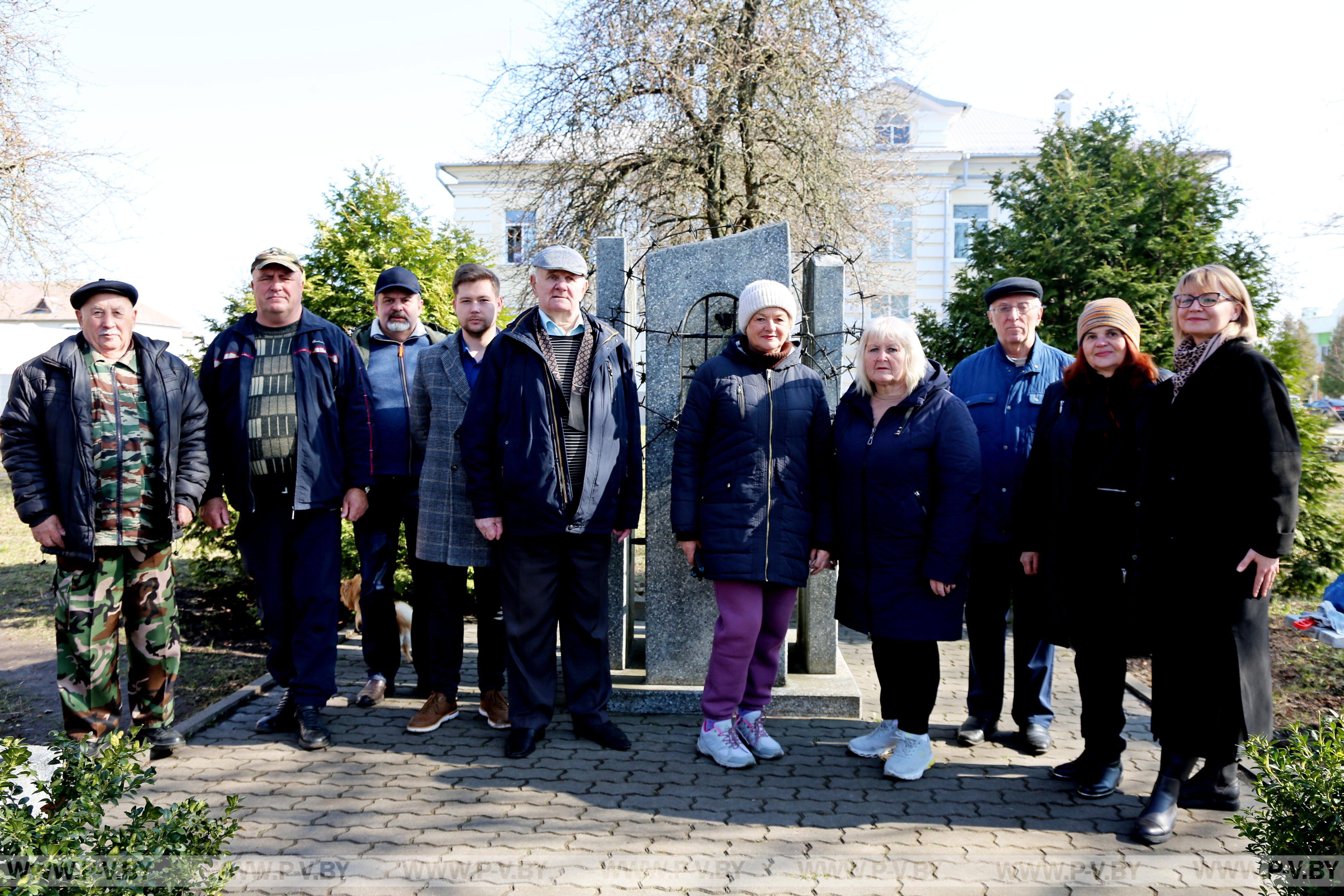 Пинские коммунисты навели порядок в сквере у знака «Памяти узников фашистских концлагерей»