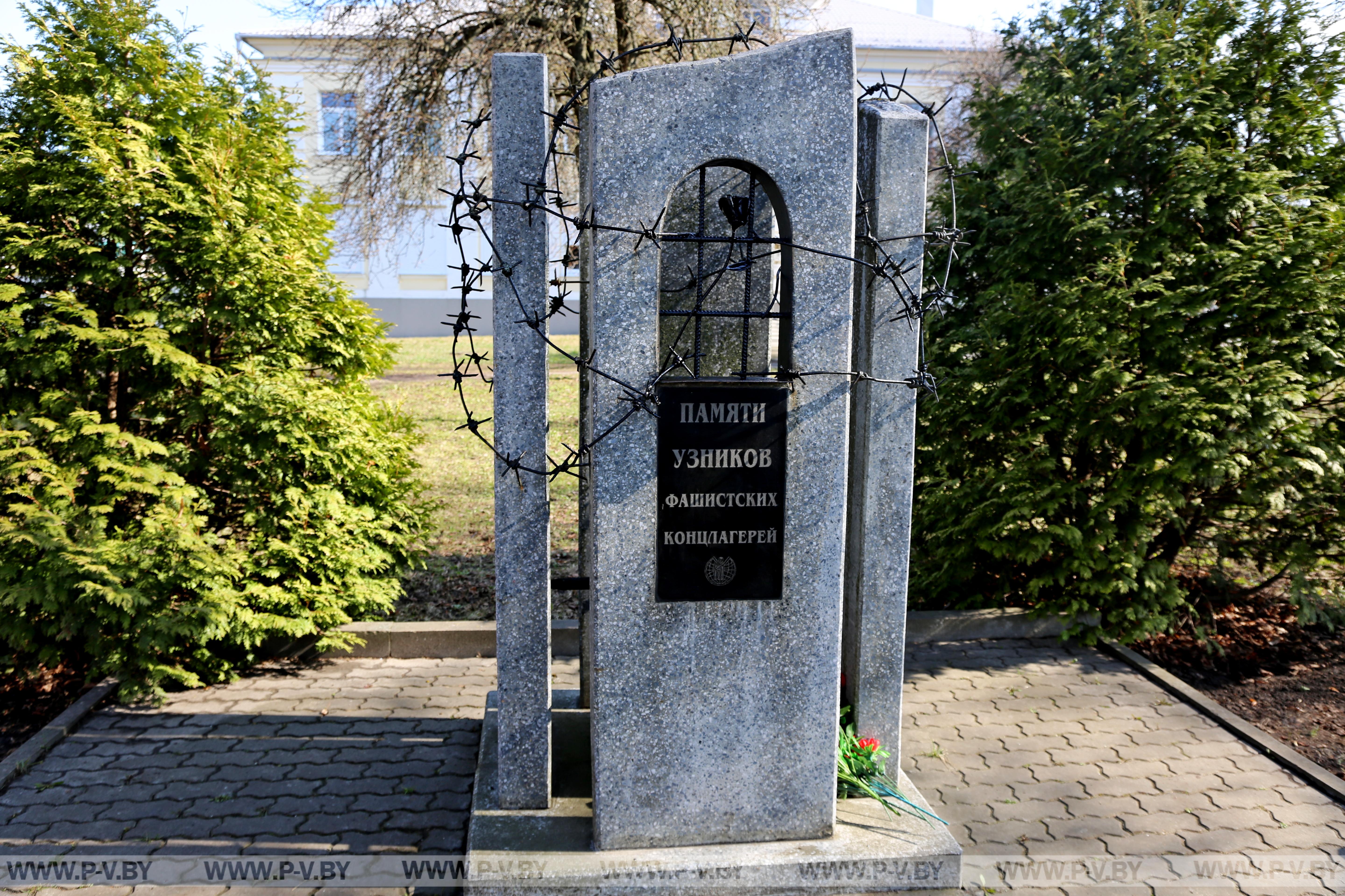Пинские коммунисты навели порядок в сквере у знака «Памяти узников фашистских концлагерей»