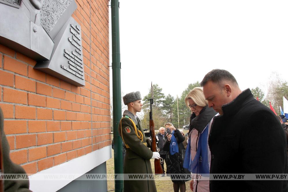 В Пинском районе открыли мемориальную доску в память о защитнике конституционного строя Викторе Морозове