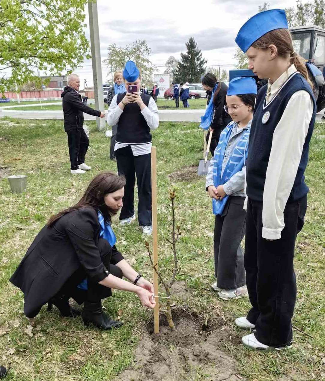 Молодежь Пинского района и представители предприятий посадили 50 саженцев деревьев на территории парка агрогородка Жидче