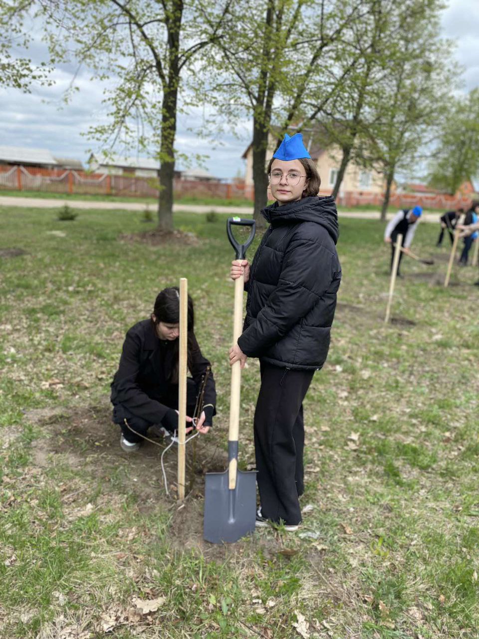 Молодежь Пинского района и представители предприятий посадили 50 саженцев деревьев на территории парка агрогородка Жидче
