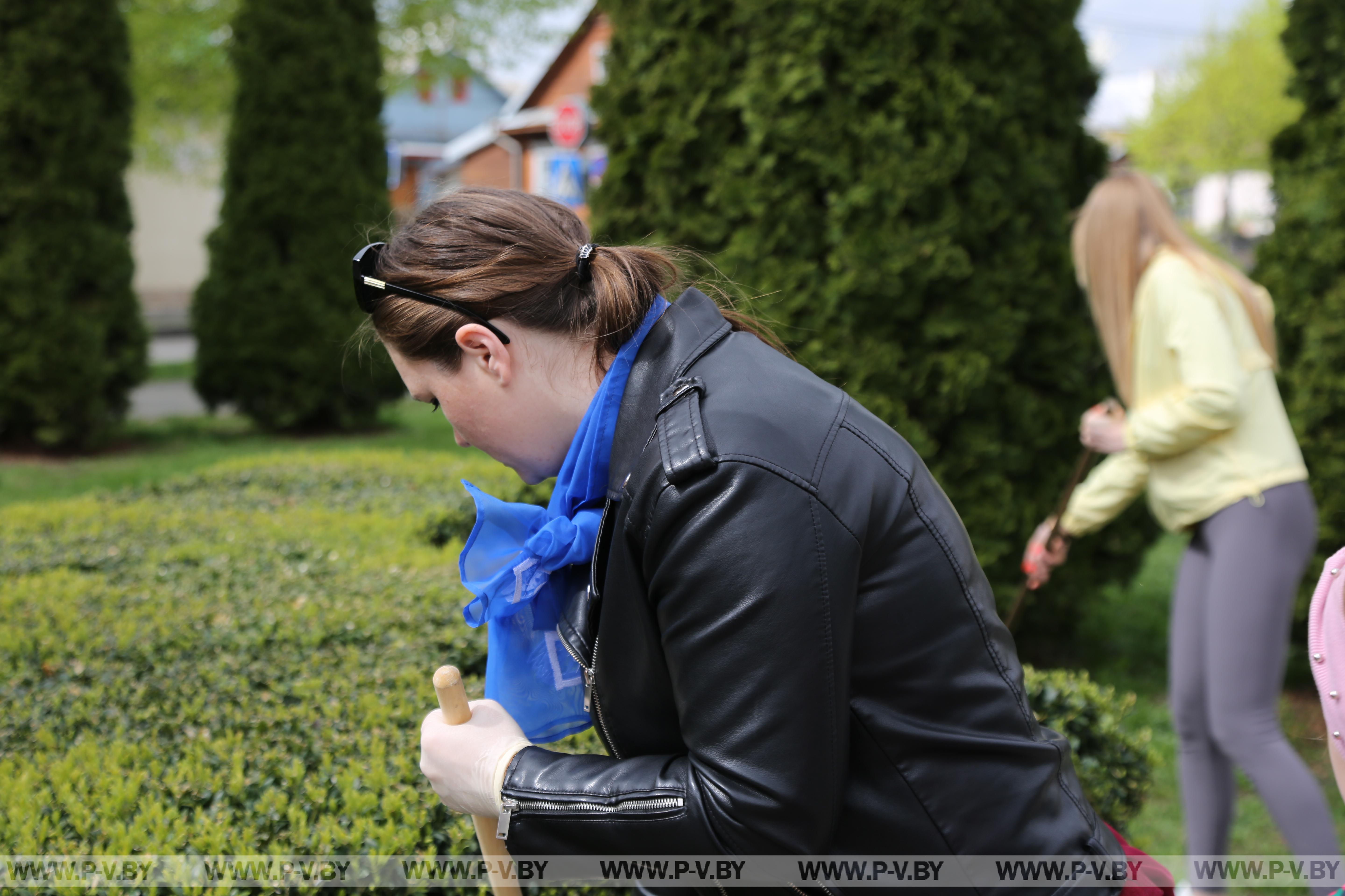 Активистами Пинской городской организации ОО «Белорусский союз женщин» приведен в порядок сквер около памятника В.З.Хоружей