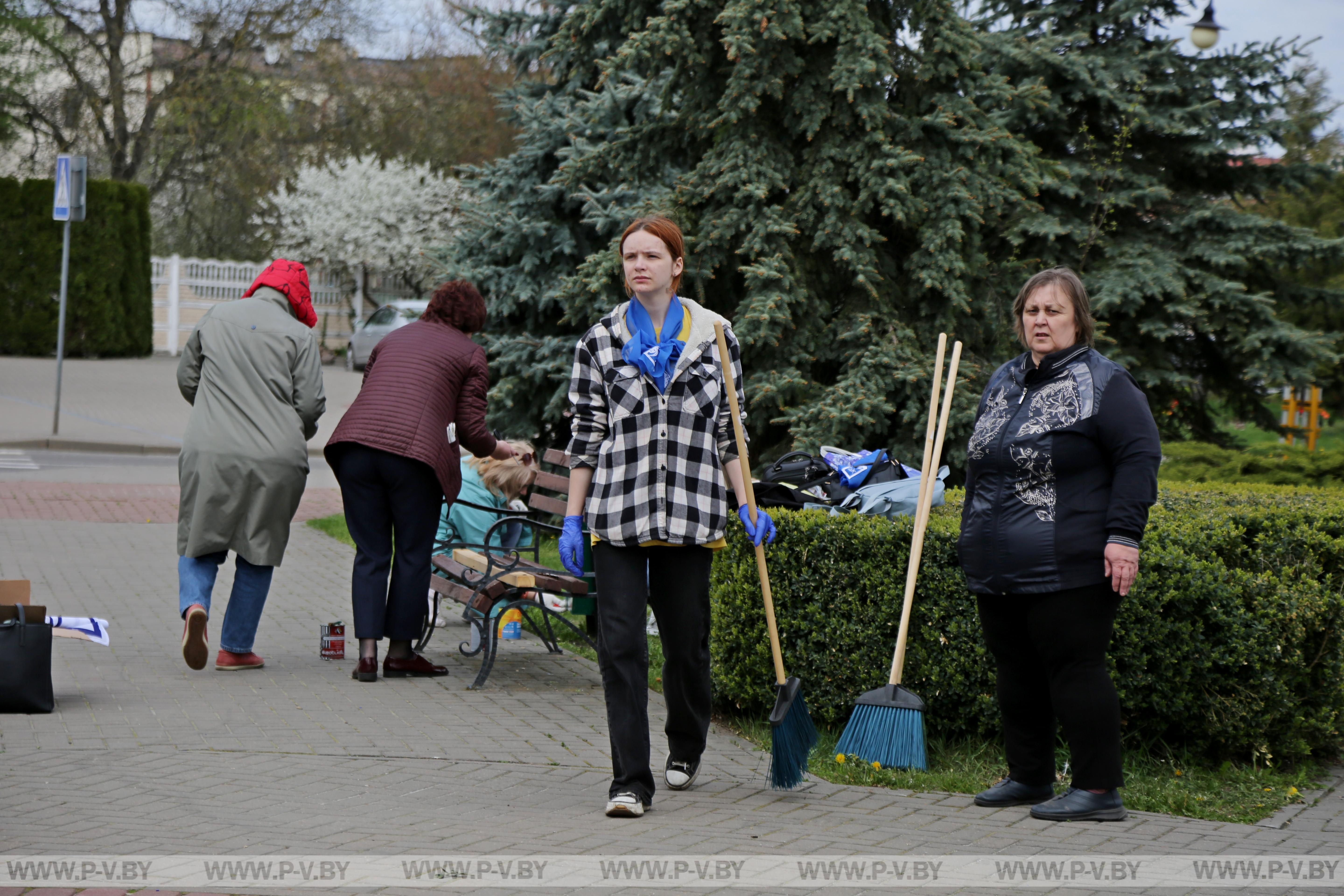 Активистами Пинской городской организации ОО «Белорусский союз женщин» приведен в порядок сквер около памятника В.З.Хоружей