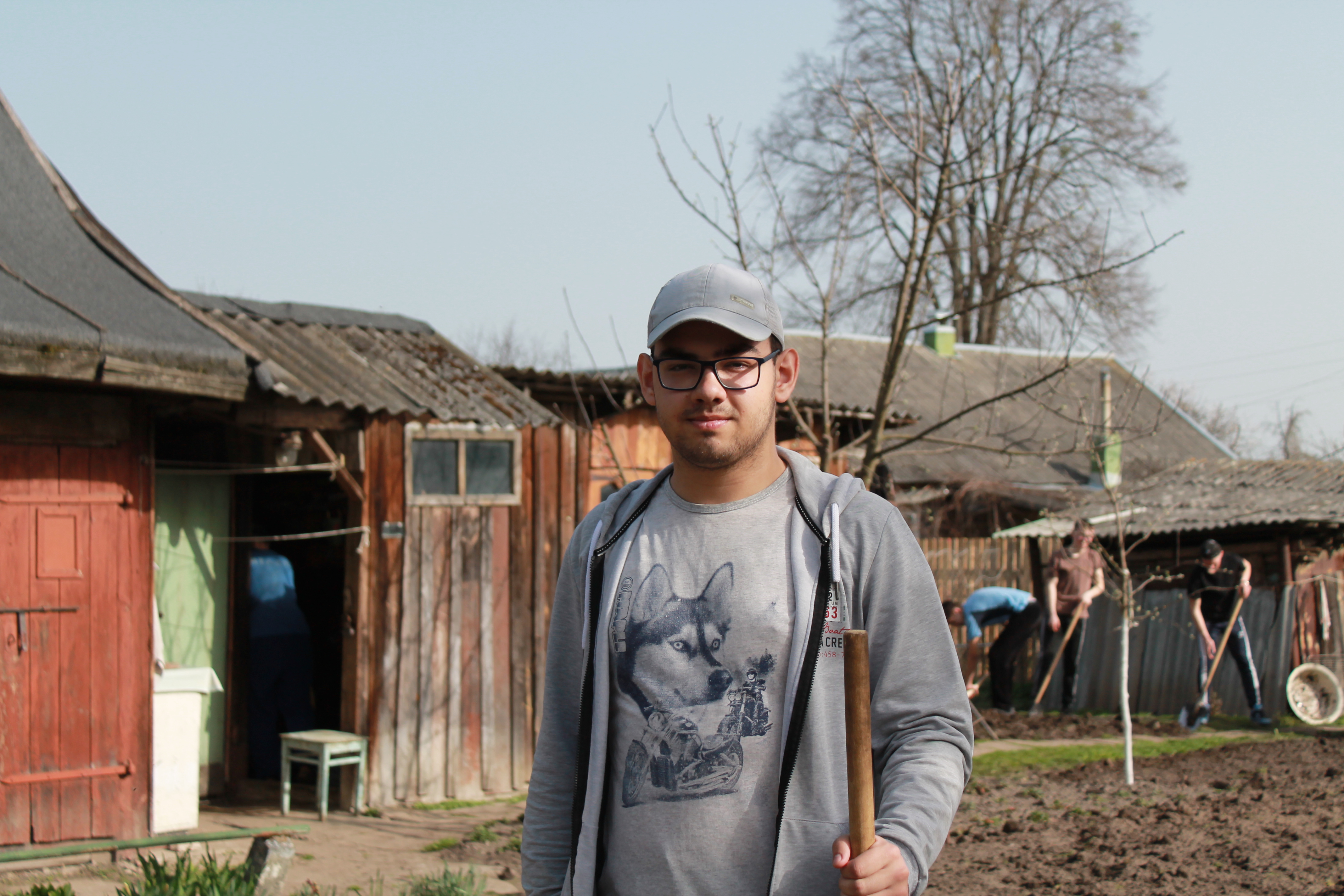Волонтерский трудовой десант аграрного технологического колледжа прибыл на улицу Володарского