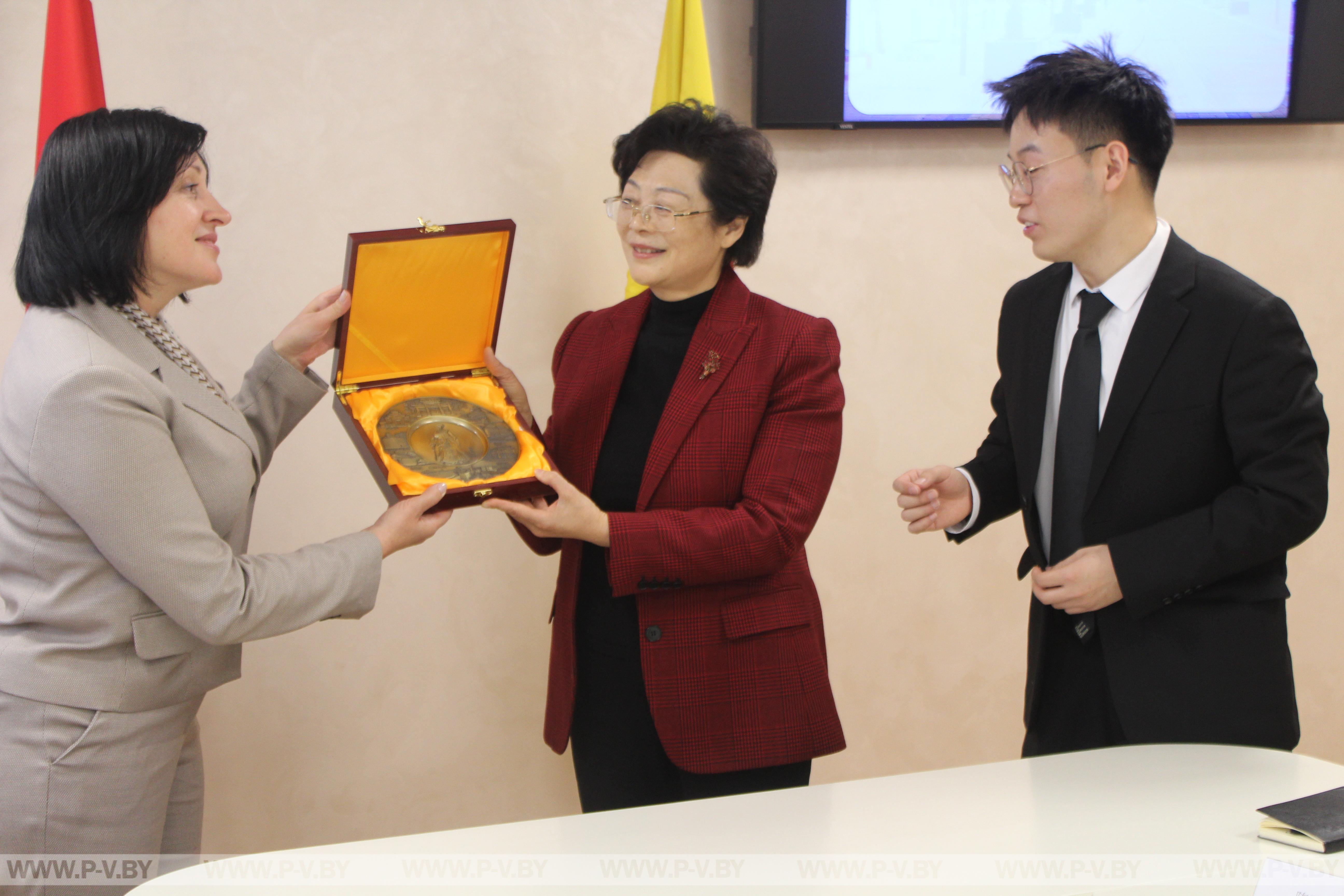 Пинск радушно принимал делегацию из китайского города Сянъян, провинция Хубэй