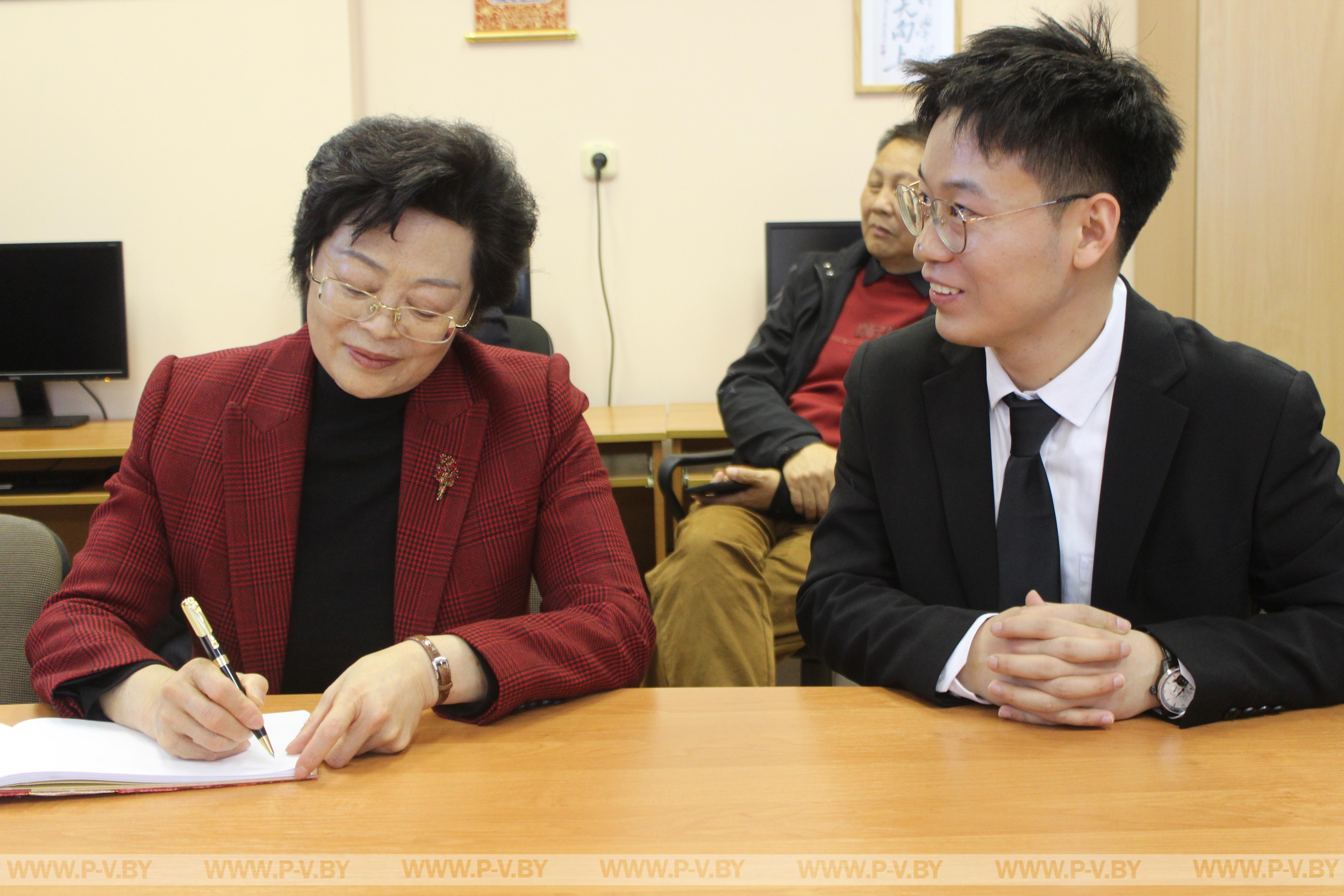 Пинск радушно принимал делегацию из китайского города Сянъян, провинция Хубэй