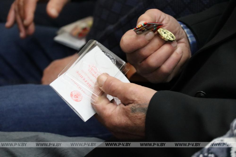 В Пинском райисполкоме воинам-интернационалистам вручили юбилейные медали «35 лет вывода советских войск из Афганистана» В Пинском райисполкоме воинам-интернационалистам вручили юбилейные медали «35 лет вывода советских войск из Афганистана»
