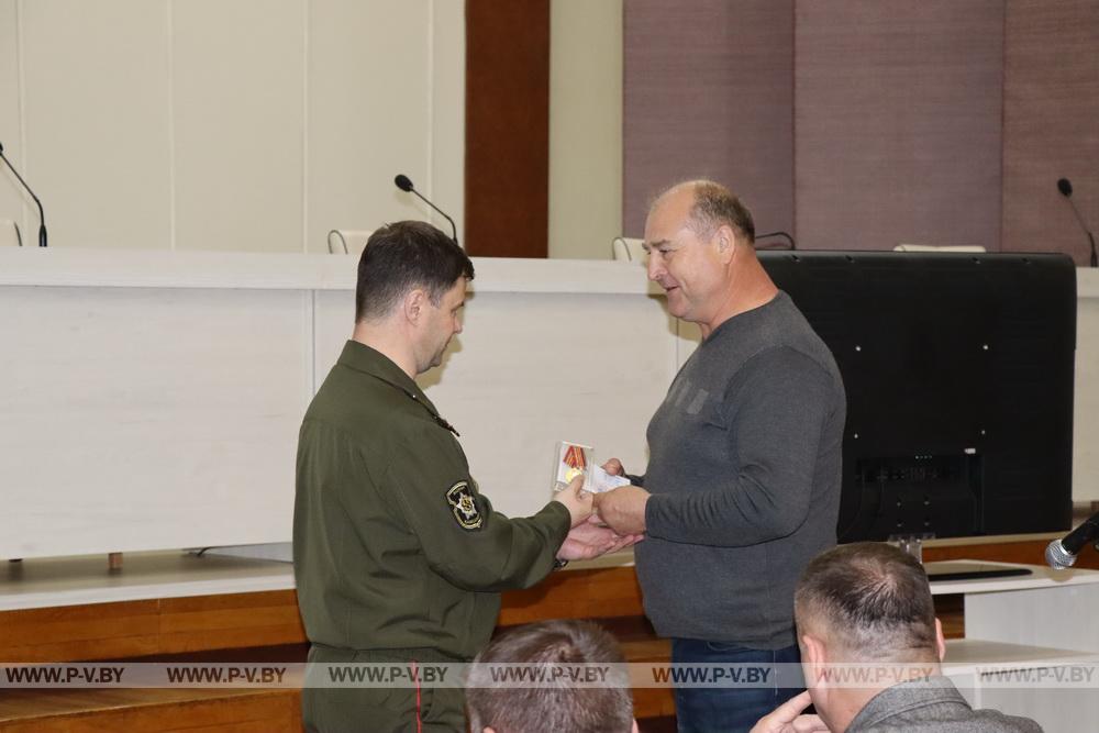 В Пинском райисполкоме воинам-интернационалистам вручили юбилейные медали «35 лет вывода советских войск из Афганистана»