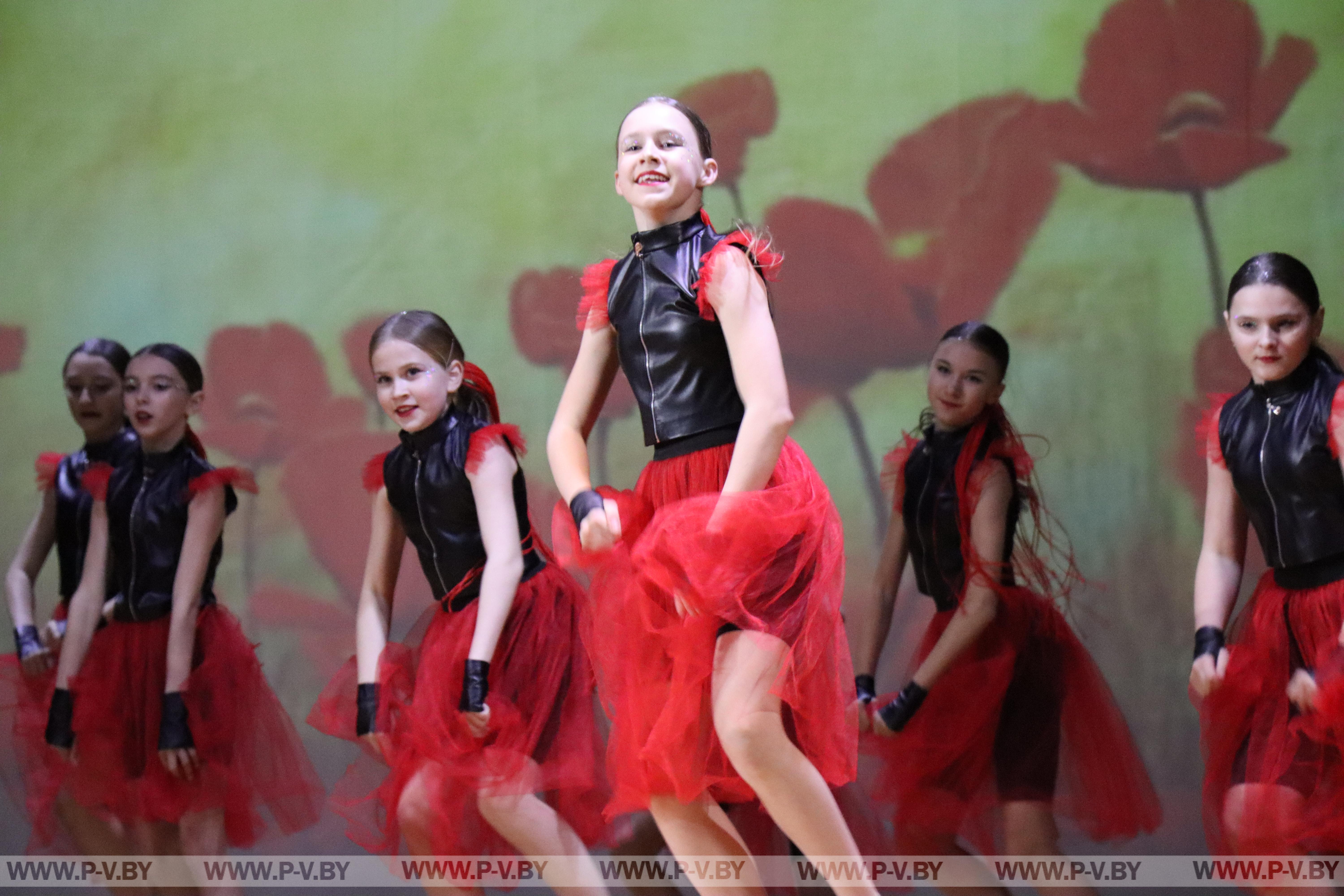 Танцевальный коллектив «Стрекоза» отметил свое десятилетие ярким творческим концертом