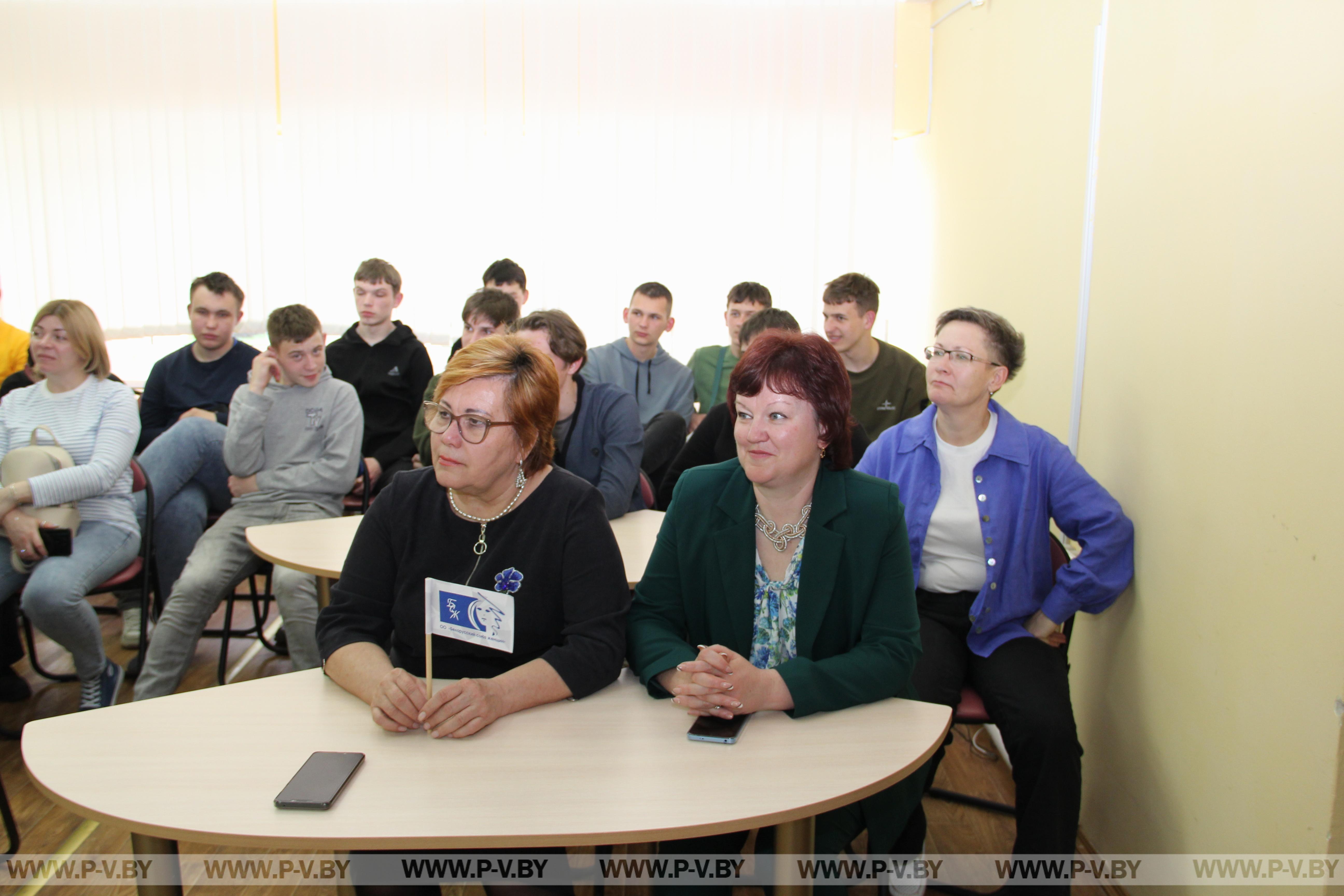 В центральной городской библиотеке прошло мероприятие, посвященное Дню единения народов Беларуси и России