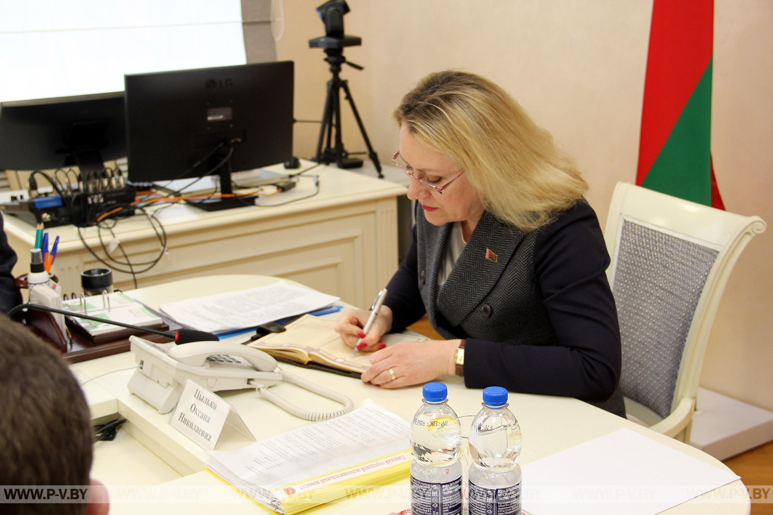 Оксана Цылько провела выездной прием граждан и прямую телефонную линию в Пинске