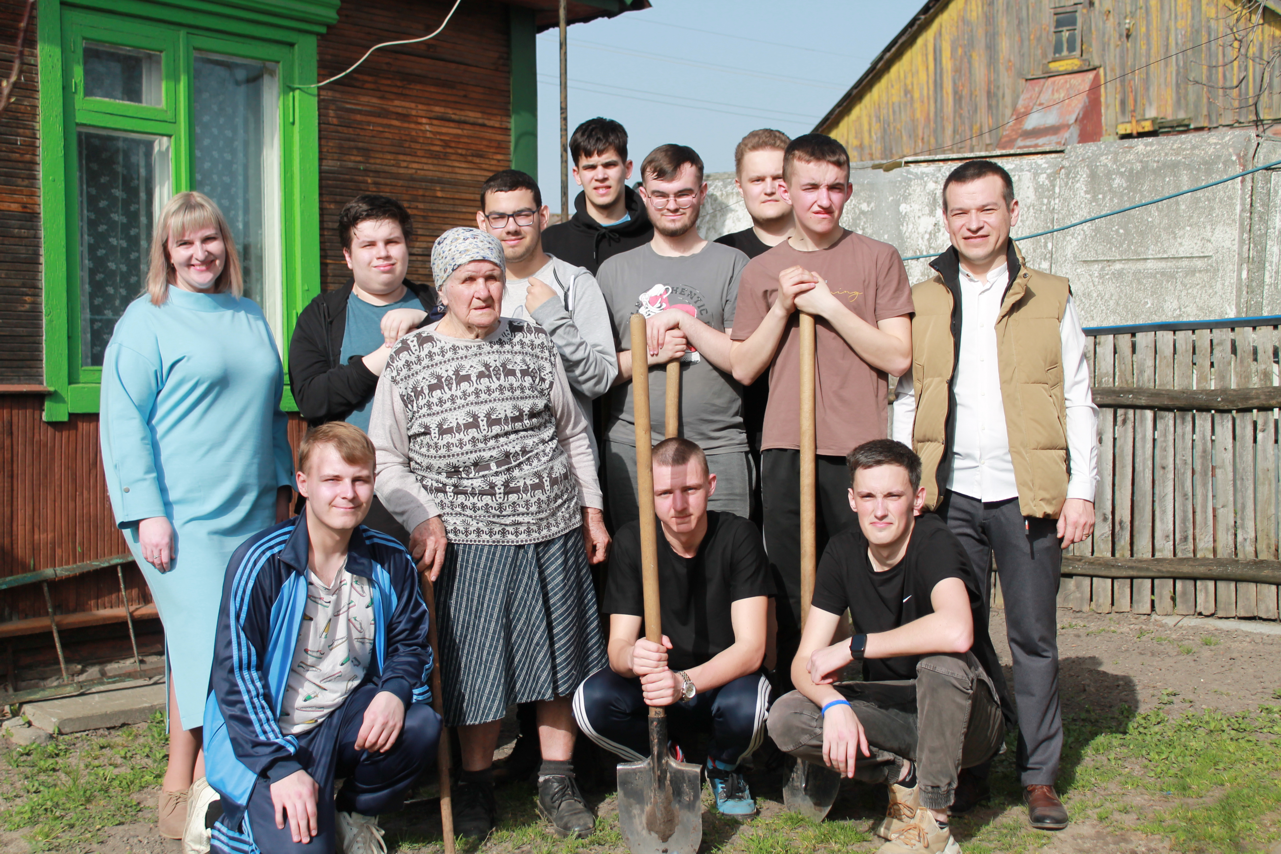 Волонтерский трудовой десант аграрного технологического колледжа прибыл на улицу Володарского