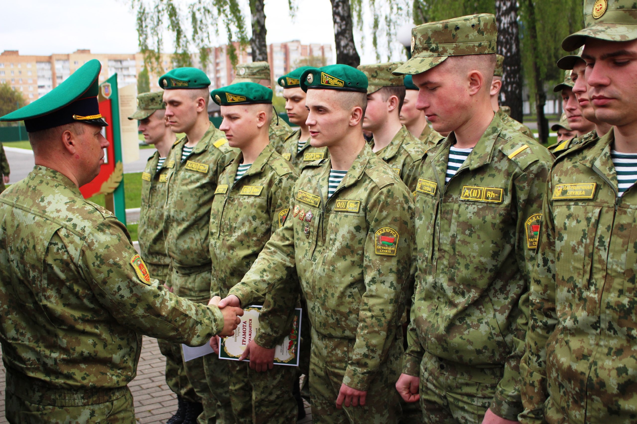 «Благодарю за службу»: в Пинском погранотряде чествовали военнослужащих и их родителей