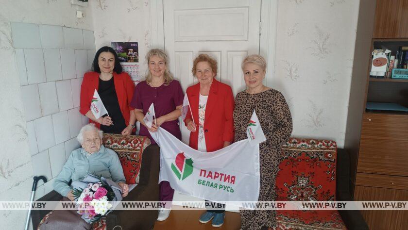 Накануне Дня Победы представители учреждений здравоохранения города навестили бывших коллег, ветеранов Великой Отечественной войны, и поздравили их с праздником. Накануне Дня Победы представители учреждений здравоохранения города навестили бывших коллег, ветеранов Великой Отечественной войны, и поздравили их с праздником.