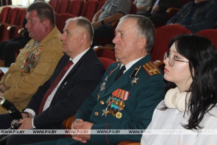 В детской школе искусств пинским воинам-интернационалистам торжественно вручили медали