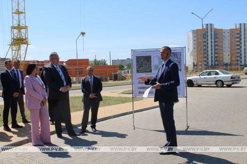 Выездное заседание президиума Брестского облсовета депутатов: члены группы № 1 побывали в Жемчужном, возложили цветы к Вечному огню