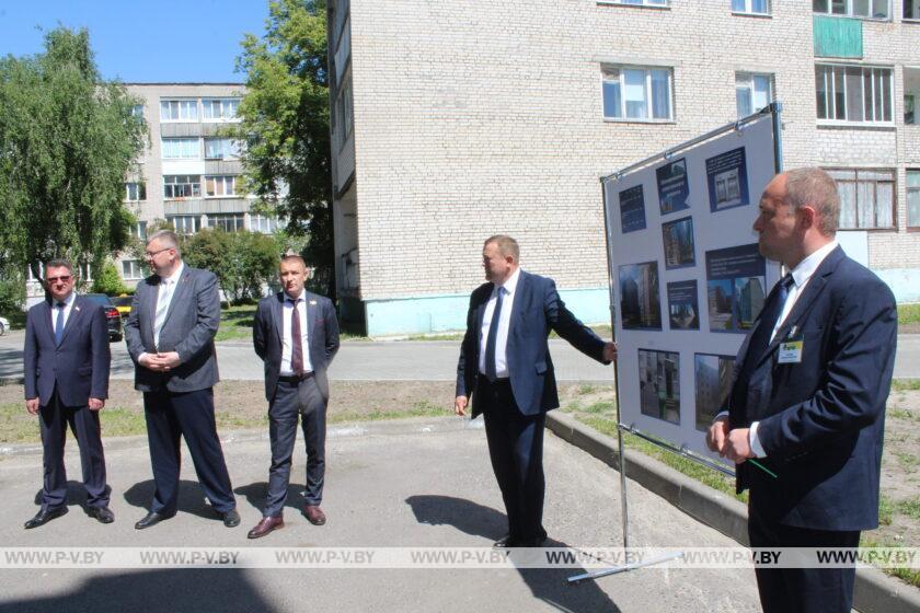 Выездное заседание президиума Брестского облсовета депутатов: члены группы № 1 побывали в Жемчужном, возложили цветы к Вечному огню