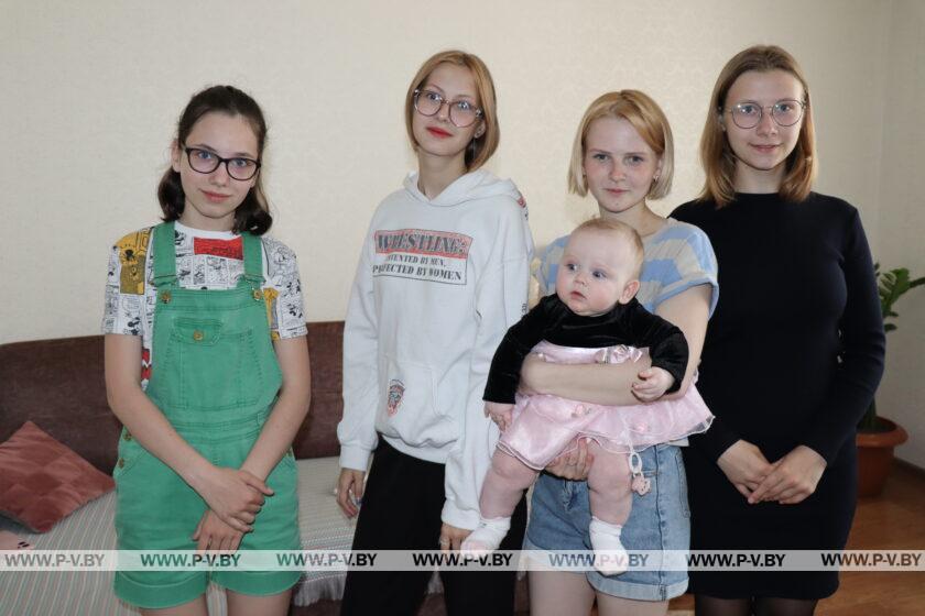 Поздравления бабушке и ее четырем внучкам в День семьи Поздравления бабушке и ее четырем внучкам в День семьи
