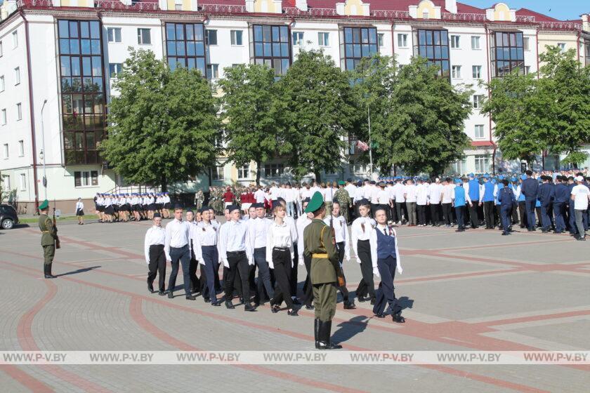 Конкурс песни и строя «Несокрушимая и легендарная» прошел на главной площади Пинска