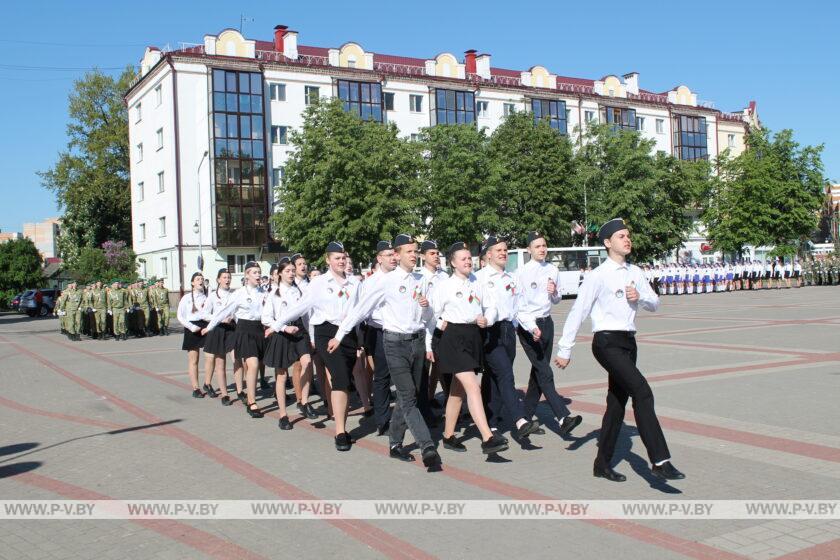 Конкурс песни и строя «Несокрушимая и легендарная» прошел на главной площади Пинска