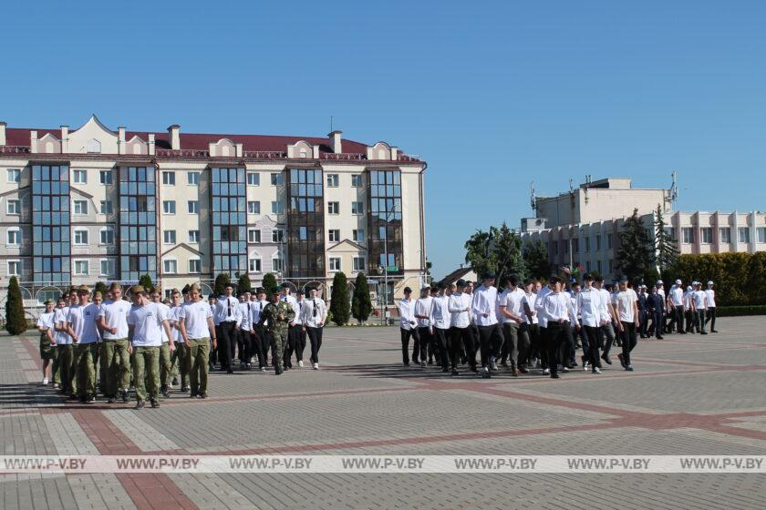 Конкурс песни и строя «Несокрушимая и легендарная» прошел на главной площади Пинска