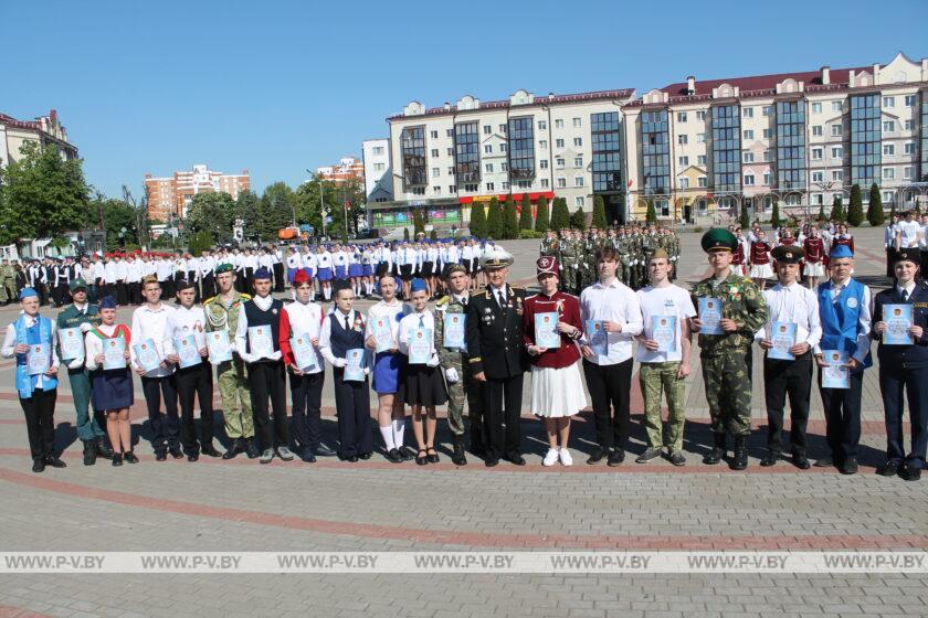 Конкурс песни и строя «Несокрушимая и легендарная» прошел на главной площади Пинска