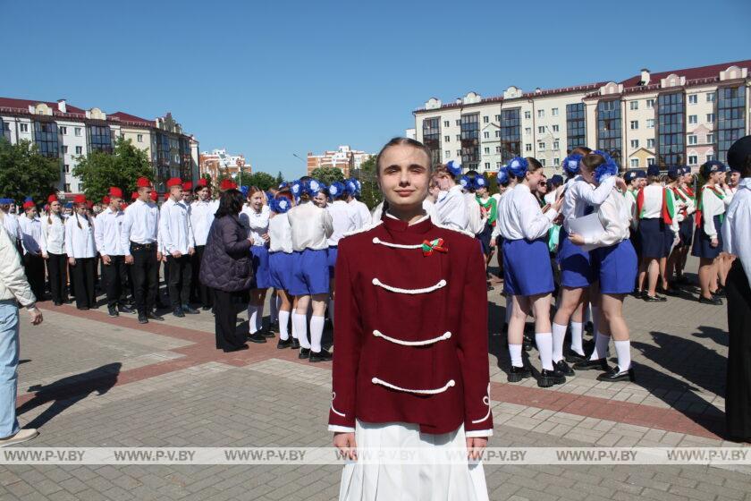 Конкурс песни и строя «Несокрушимая и легендарная» прошел на главной площади Пинска