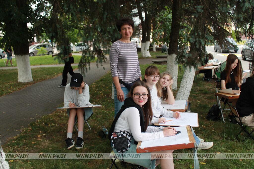 Увидели, как проходят пленэры в Пинске Увидели, как проходят пленэры в Пинске