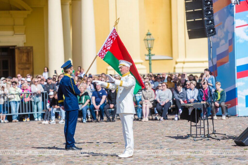 Дефиле на берегах Невы