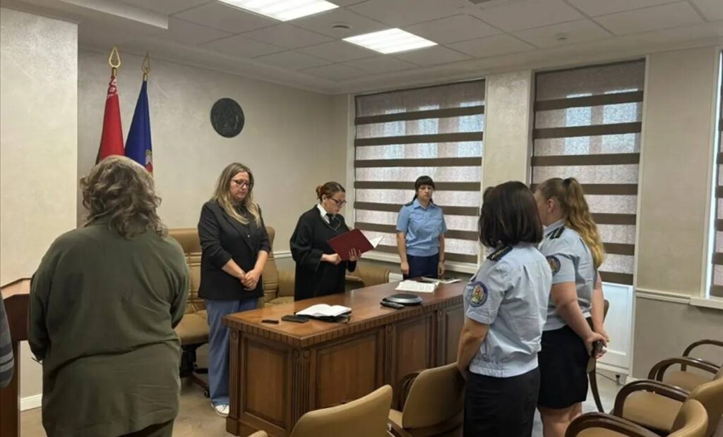Схватил судебного исполнителя за форму и толкнул. В итоге - суд